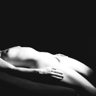 Nue sur le lit (photo 2541) — Brigitte la Salope