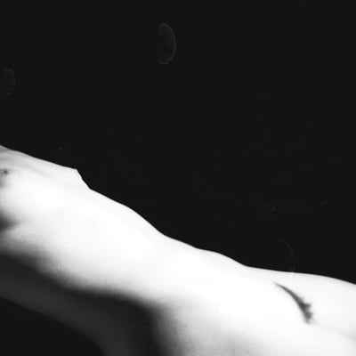 Nue sur le dos (photo 2547) — Brigitte la Salope