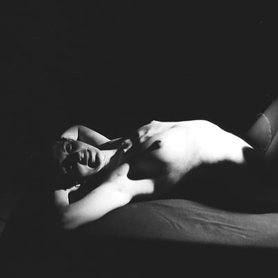 Nue sous la lumière intense — Brigitte la Salope