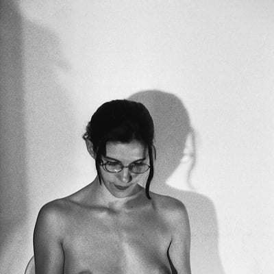 Nu en lecture (photo 2562) — Brigitte la Salope