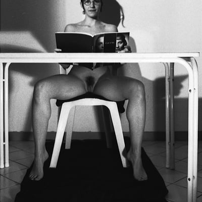Nue à la table — Brigitte la Salope