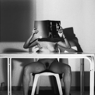 {"titre":"Nue avec un chapeau noir","description":"Femme nue assise… — Brigitte la Salope