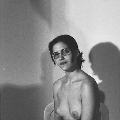 Nu assis en noir et blanc — Brigitte la Salope
