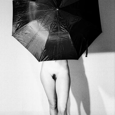 Silhouette sous l'ombrelle noire — Brigitte la Salope