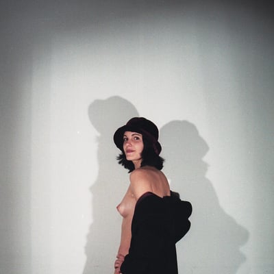 Nu dans l'ombre (photo 2600) — Brigitte la Salope