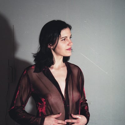 Femme en robe transparente noire et rouge — Brigitte la Salope