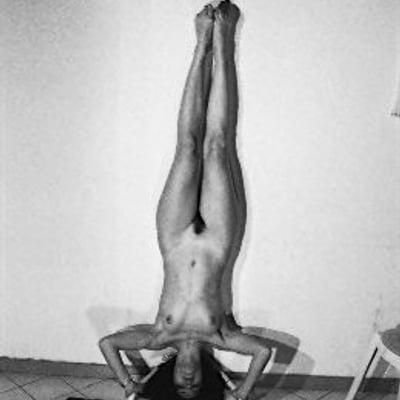 Nude en équilibre inversé — Brigitte la Salope