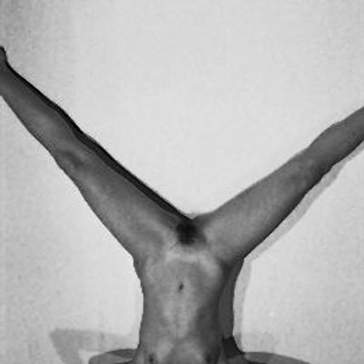 Nue en position de yoga inversé — Brigitte la Salope