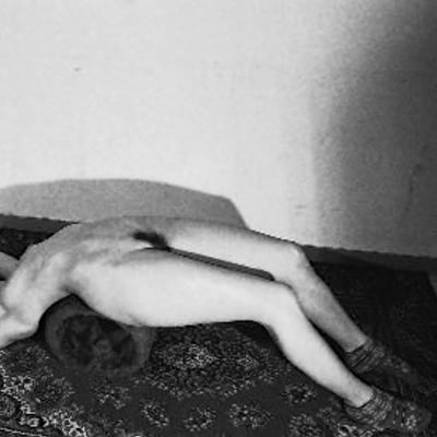 Nue sur un tapis (photo 2645) — Brigitte la Salope