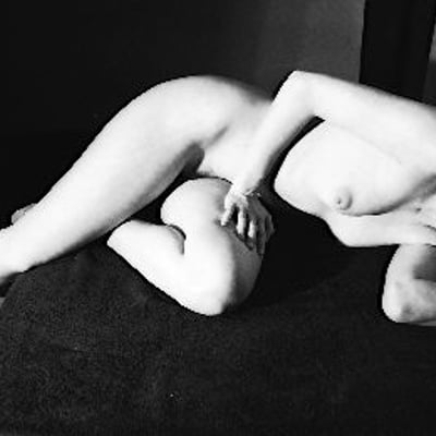 Nue sur le sol noir (photo 2651) — Brigitte la Salope