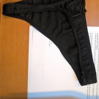 Black pantalons sur une surface de bois — Brigitte la Salope