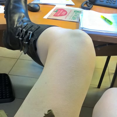 Vue de pieds sous un bureau — Brigitte la Salope