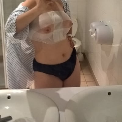 Autoportrait dans un toilette — Brigitte la Salope