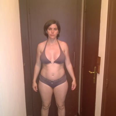 Femme en lingerie dans un couloir — Brigitte la Salope