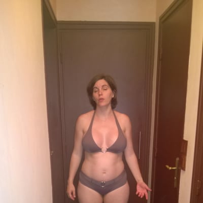 Femme dans un couloir — Brigitte la Salope