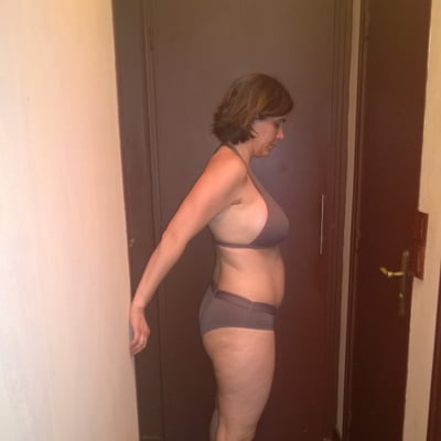 Femme en lingerie dans un couloir (photo 2778) — Brigitte la Salope