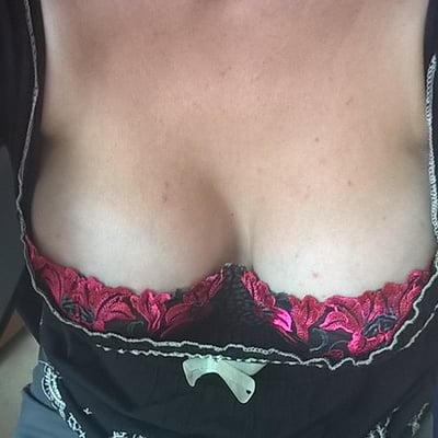 Vue intime du haut de la robe et du short noir avec dentelle rouge et… — Brigitte la Salope